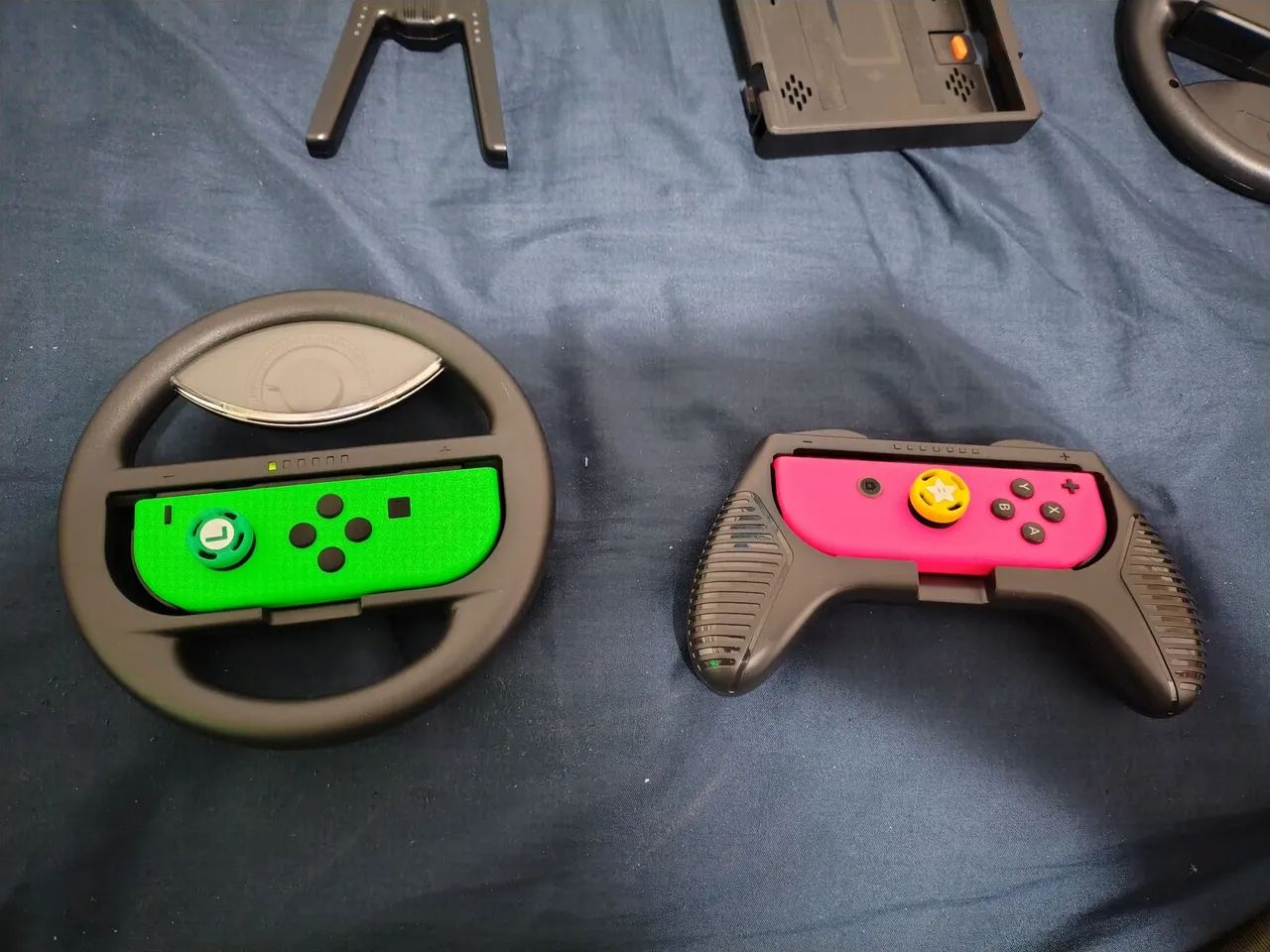 Par Joycons verde e rosa neon originais + brindes, pouco uso - Foto 3