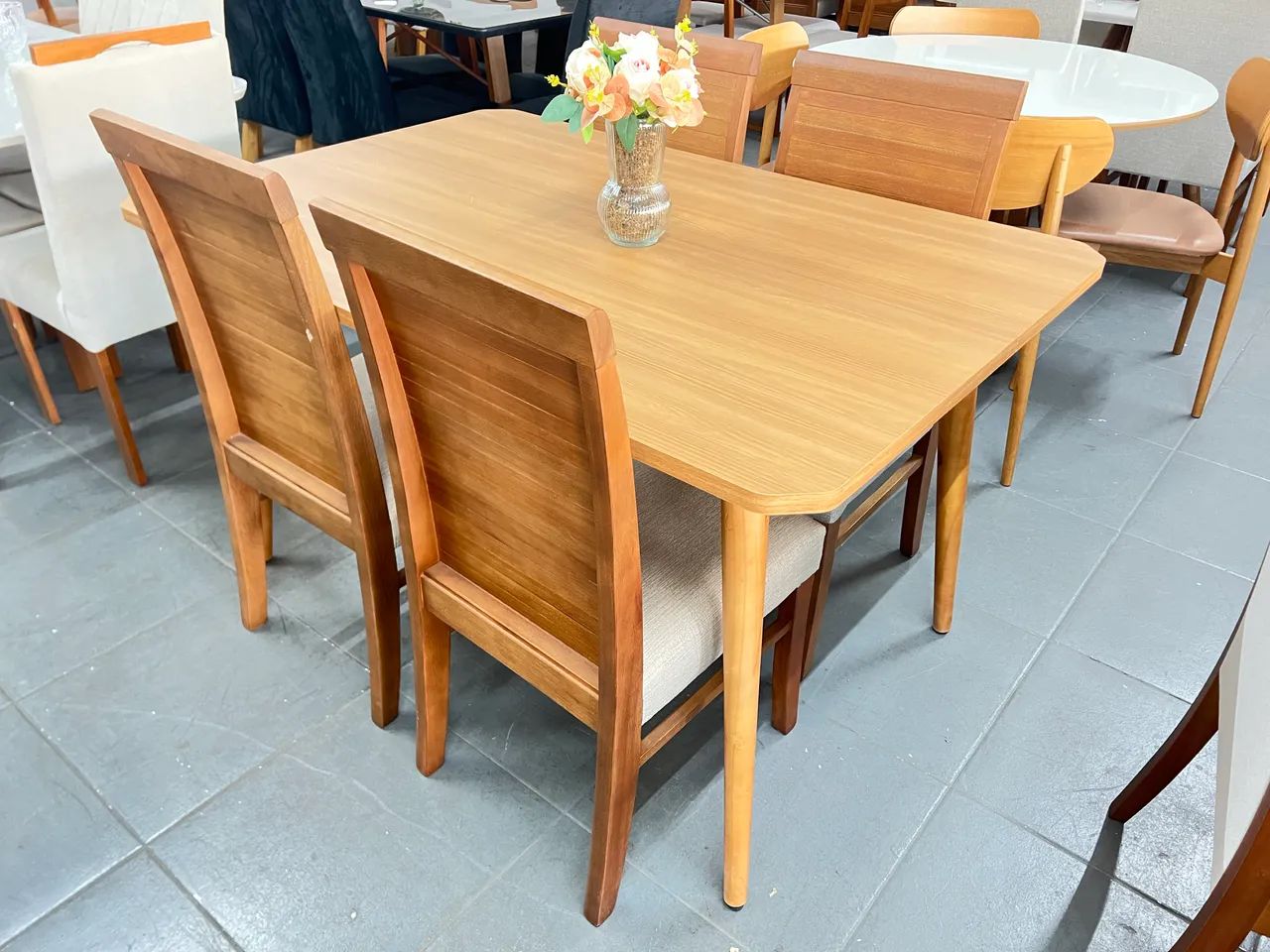 Mesa resistente de madeira à pronta entrega