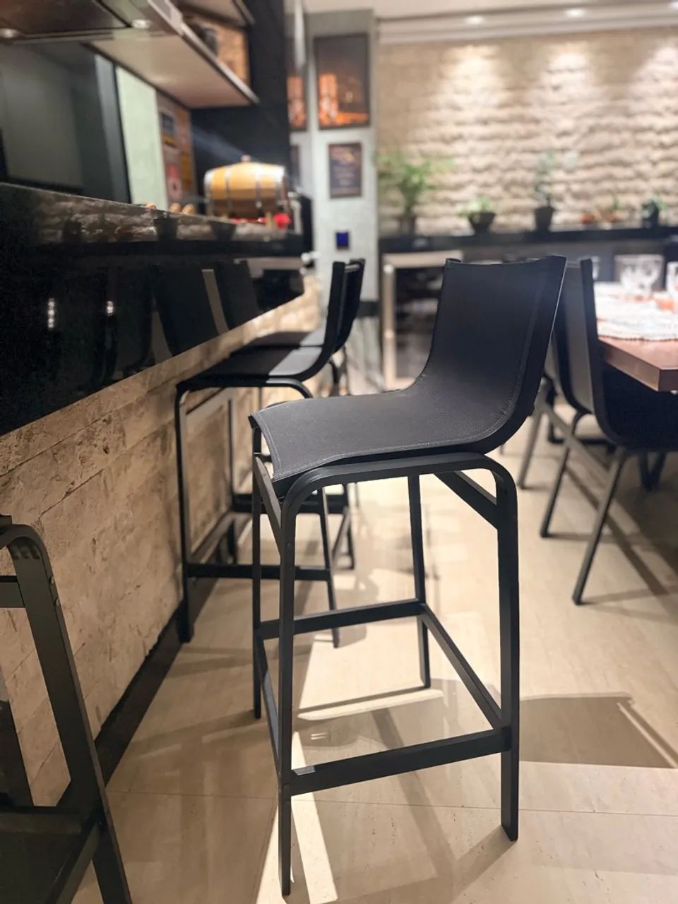 Jogo de 8 cadeiras e 4 banquetas - Foto 5