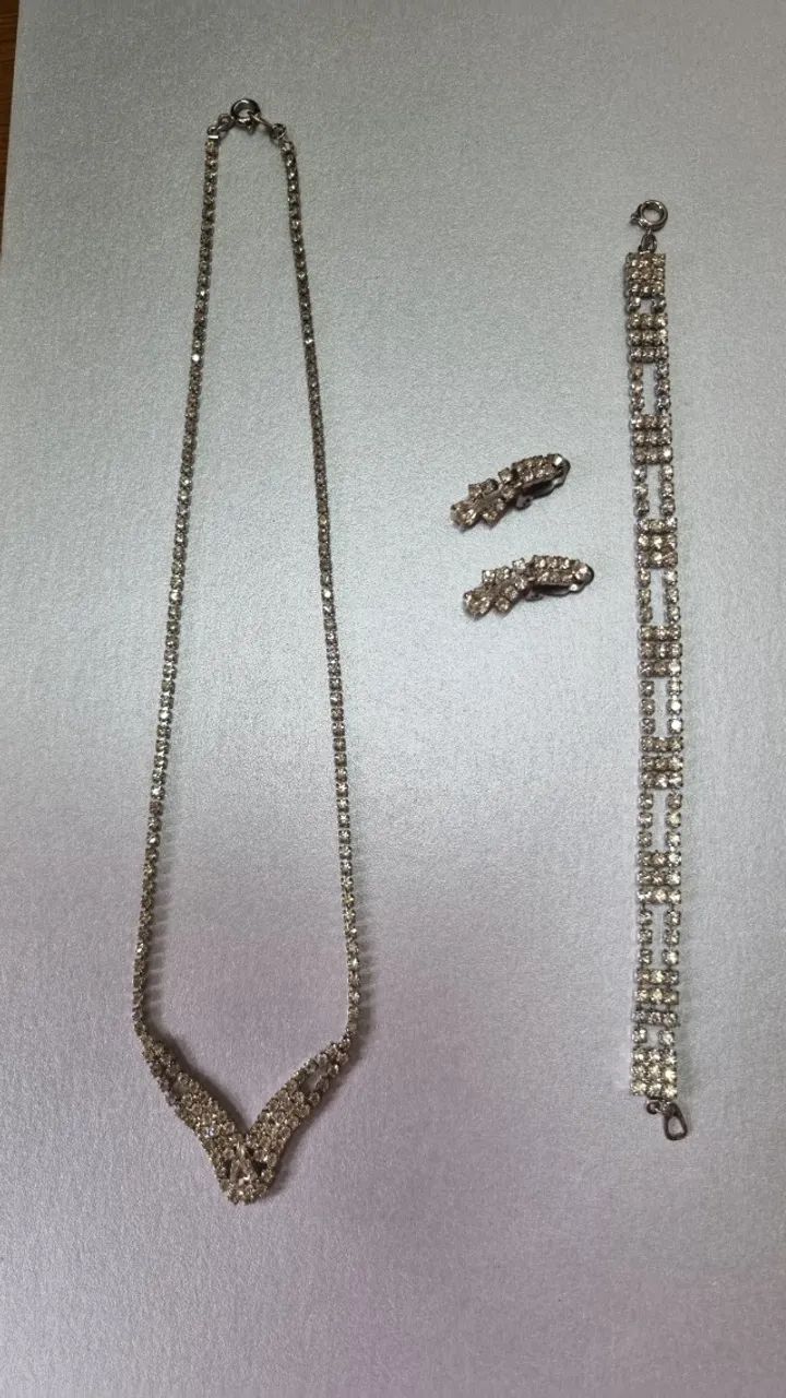 Conjunto sofisticado. Gargantilha, pulseira e brincos.