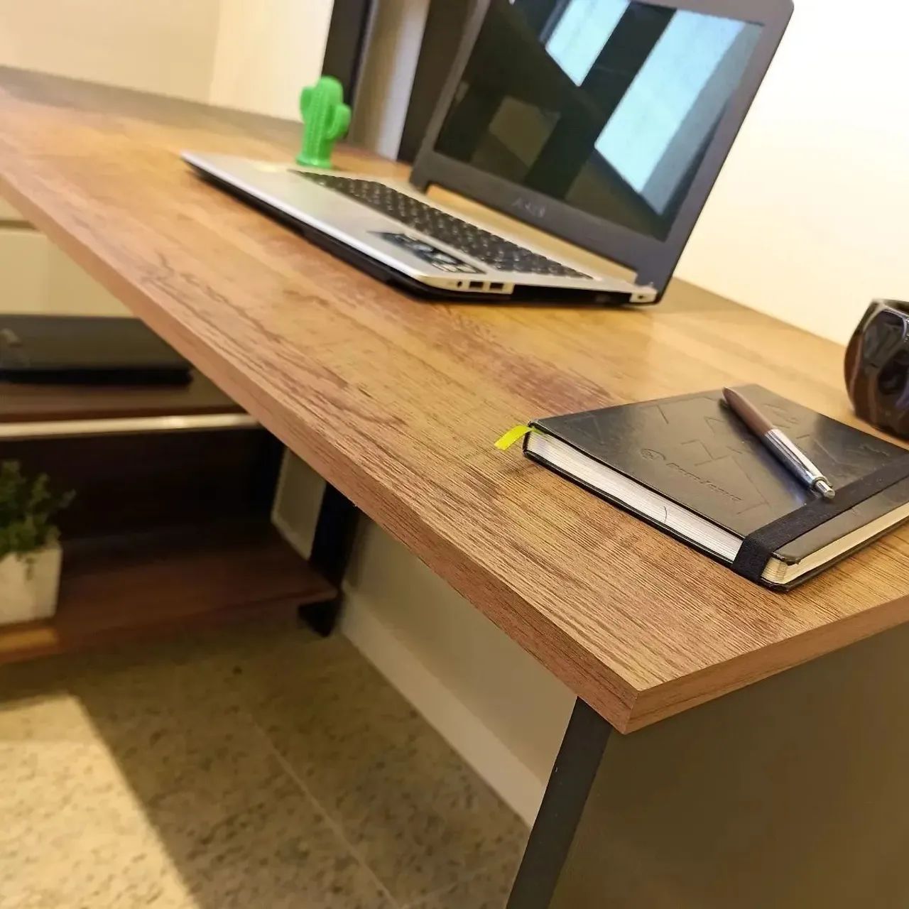 Mesa para escritório espaçosa - Foto 3