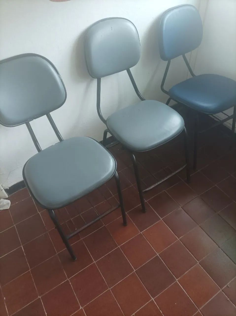 3 cadeiras de ferro estilo Universitário  - Foto 4