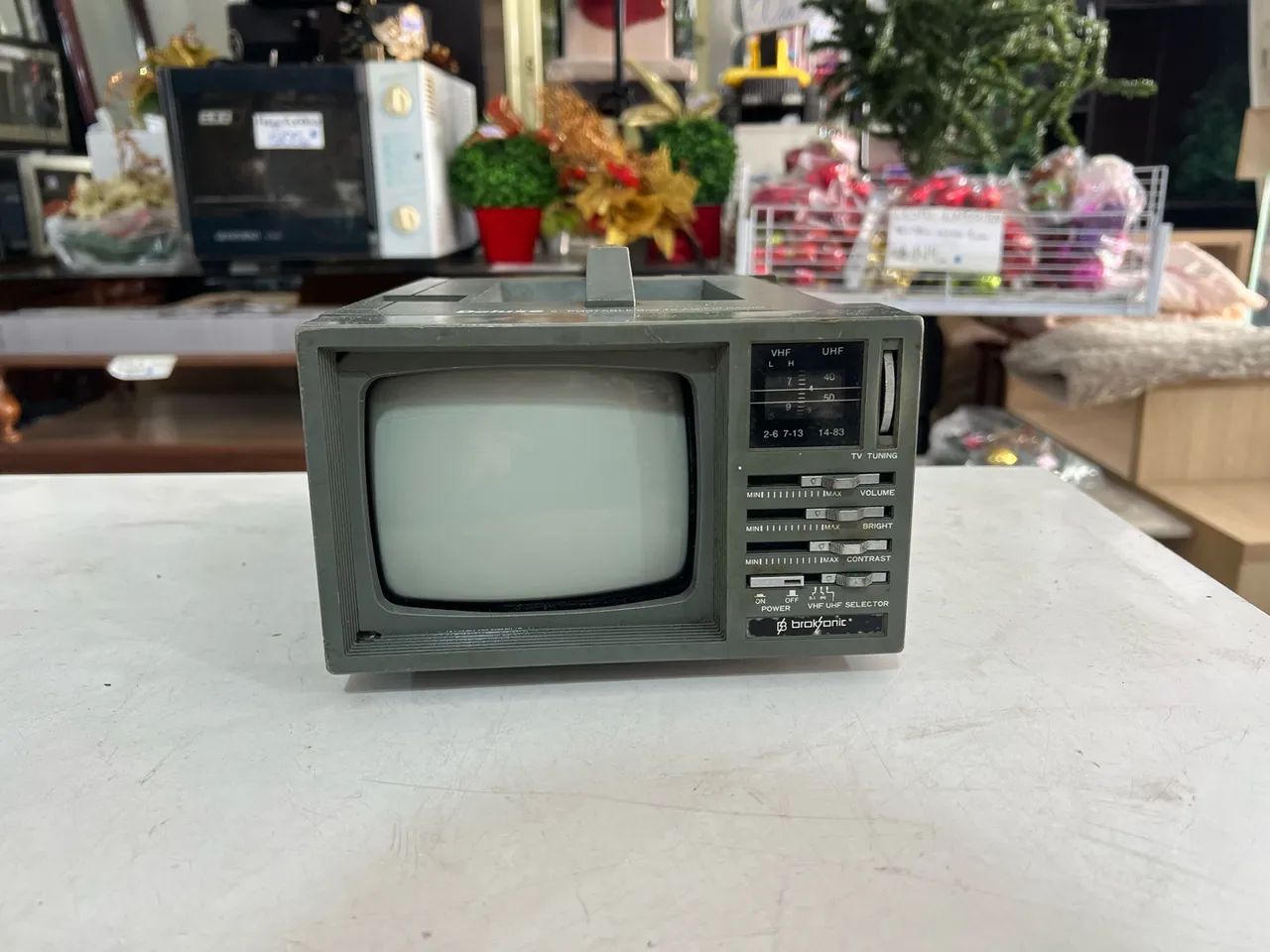 Mini TV e Rádio Portátil Broksonic Vintage de 5 Polegadas No Estado