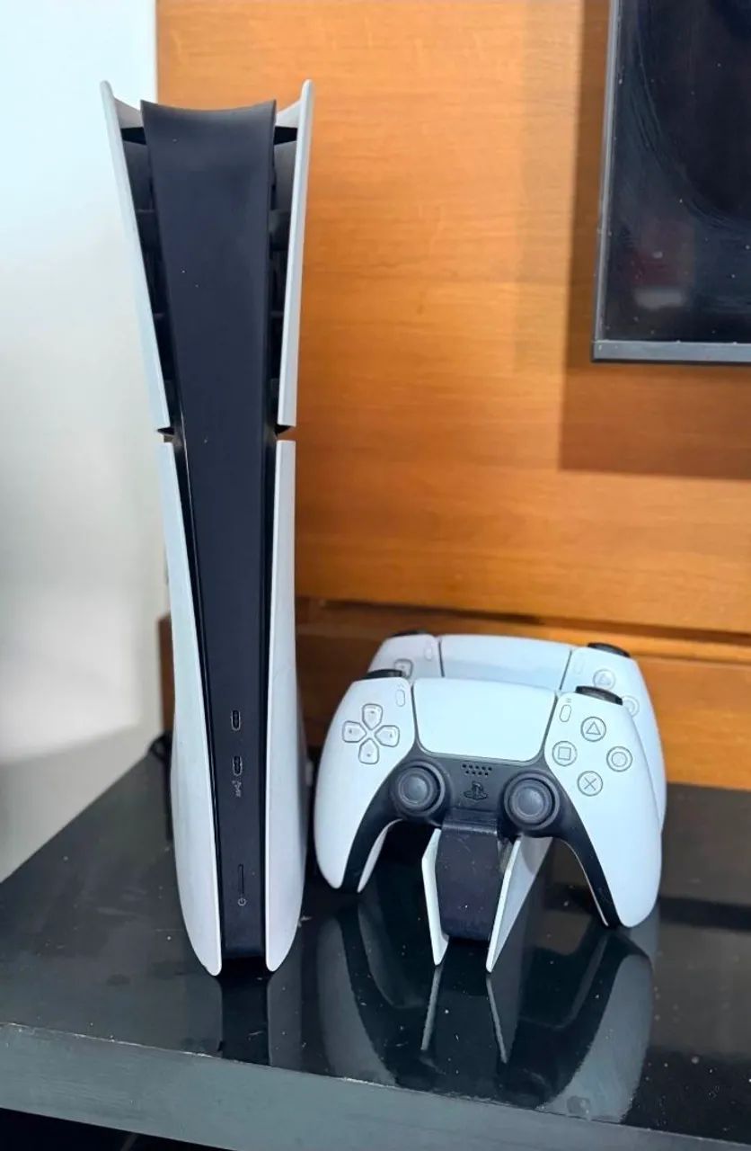 PS5 slim com dois controles - Foto 2