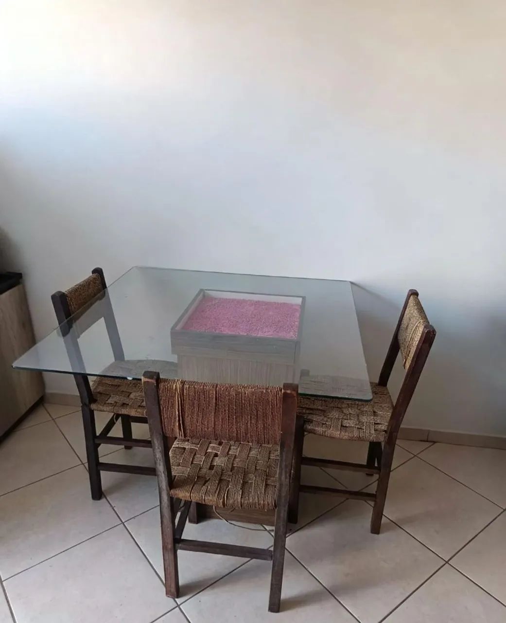 Mesa de MDF com 3 cadeiras de madeira maciça 