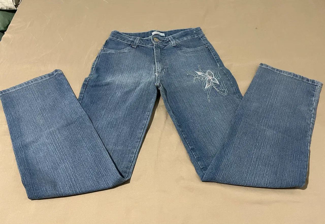 Calça jeans feminina com detalhe bordado* - Foto 4