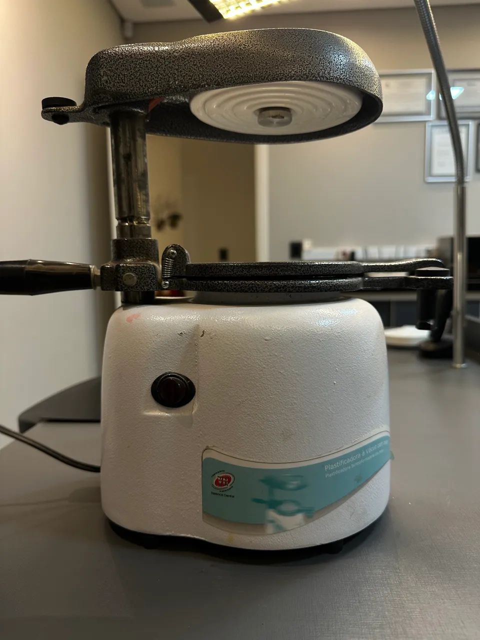 Plastificadora A Vácuo Com Motor - Essence Dental VH - 127v 