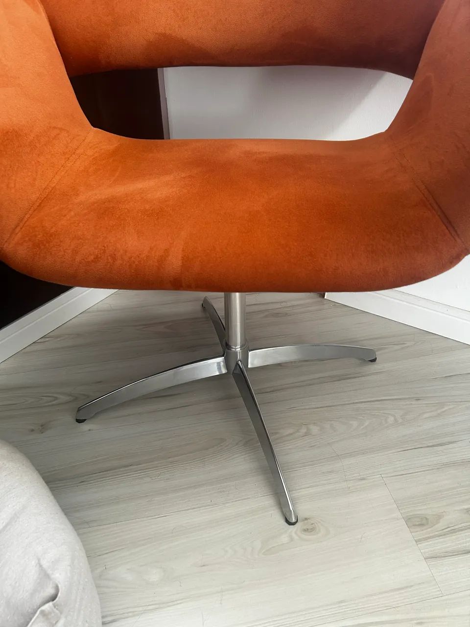 Poltrona Giratória Casulo em Veludo Laranja Terracota - Base Cromada - Foto 3