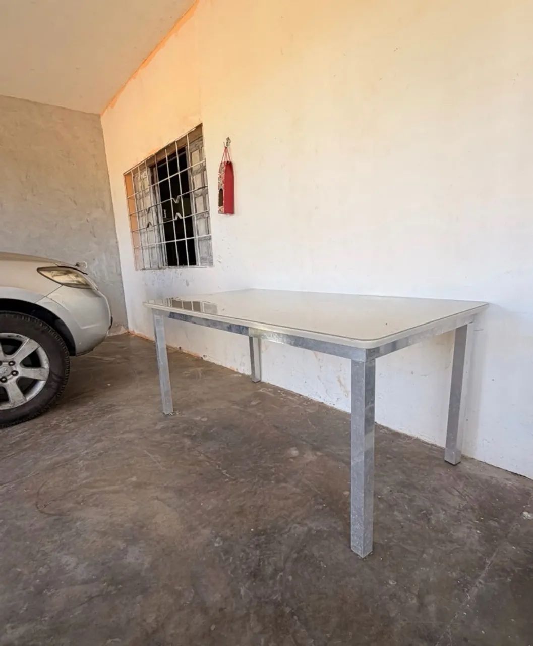 Vendo mesa de vidro , com base em alumínio .