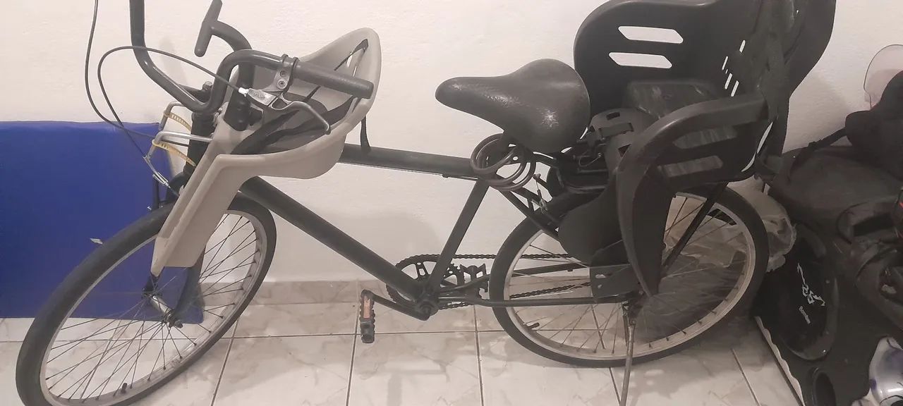 Bicicleta com cadeirinhas .