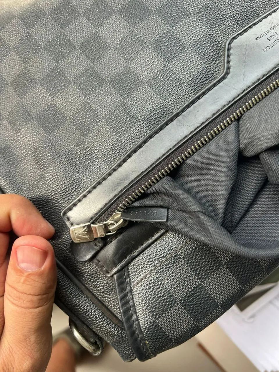 Bolsa Louis Vuitton MM Messenger District Damier Graphite - Foto 3