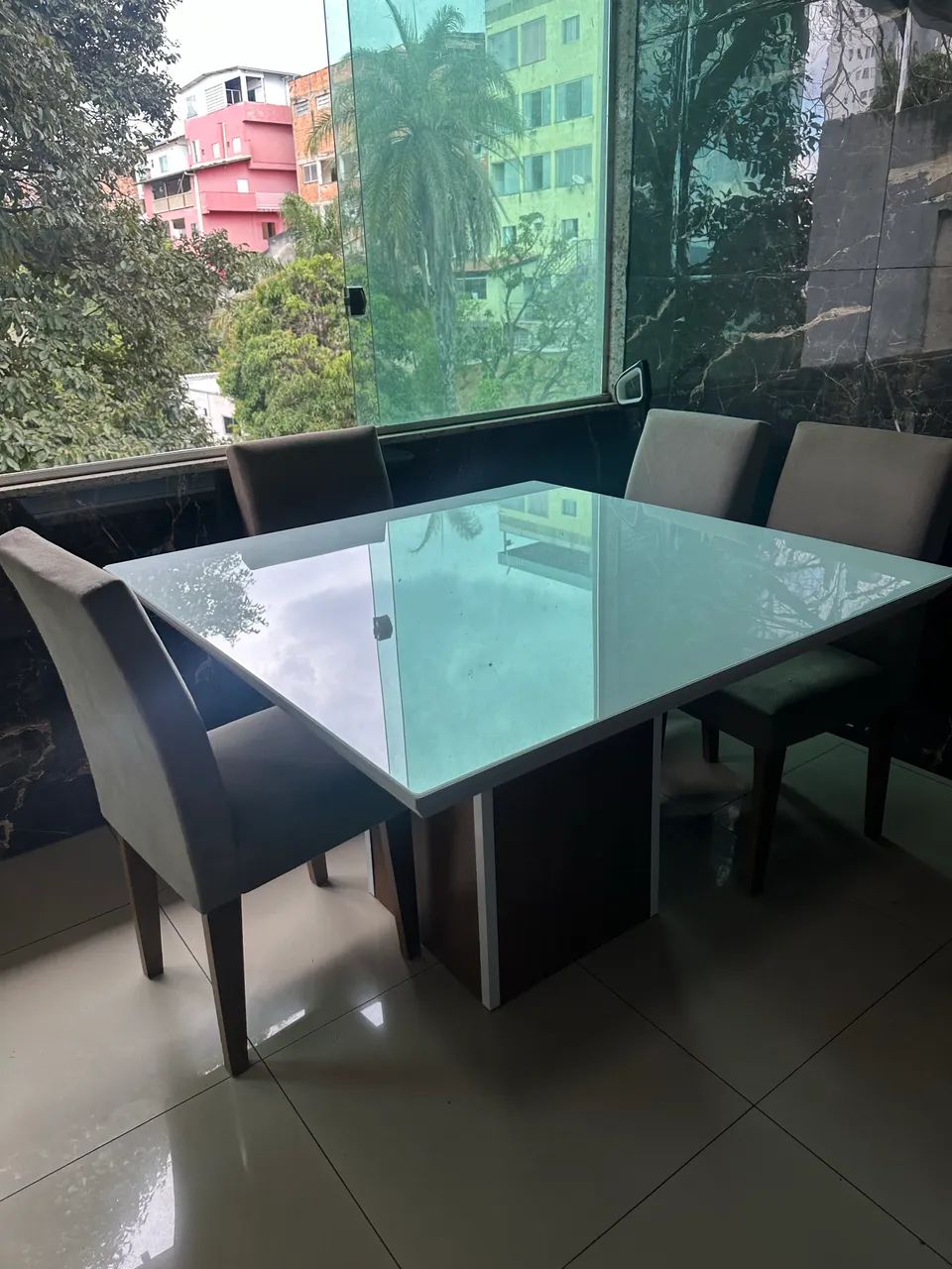 Mesa e cadeira 