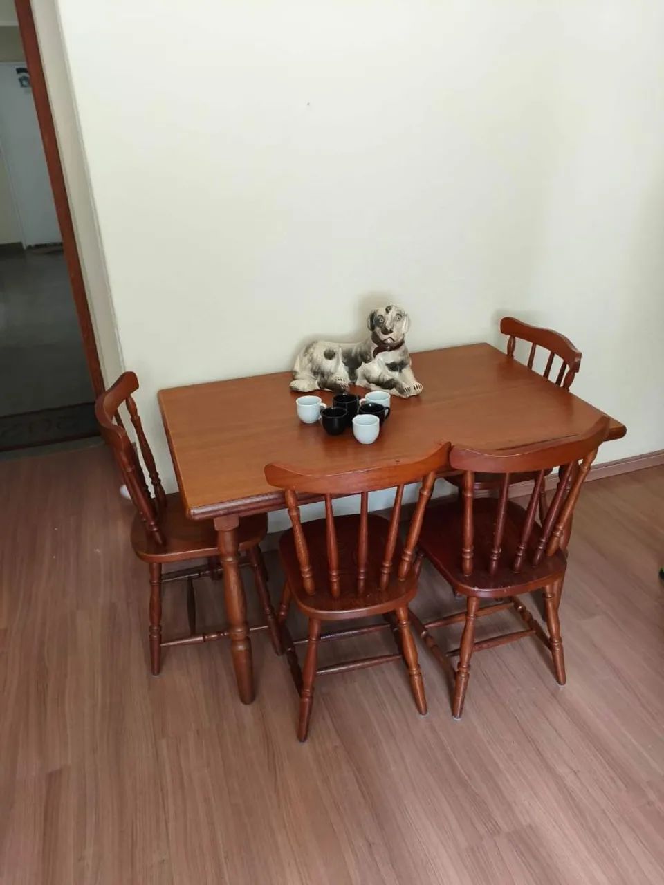 Mesa de madeira maciça com 4 cadeiras