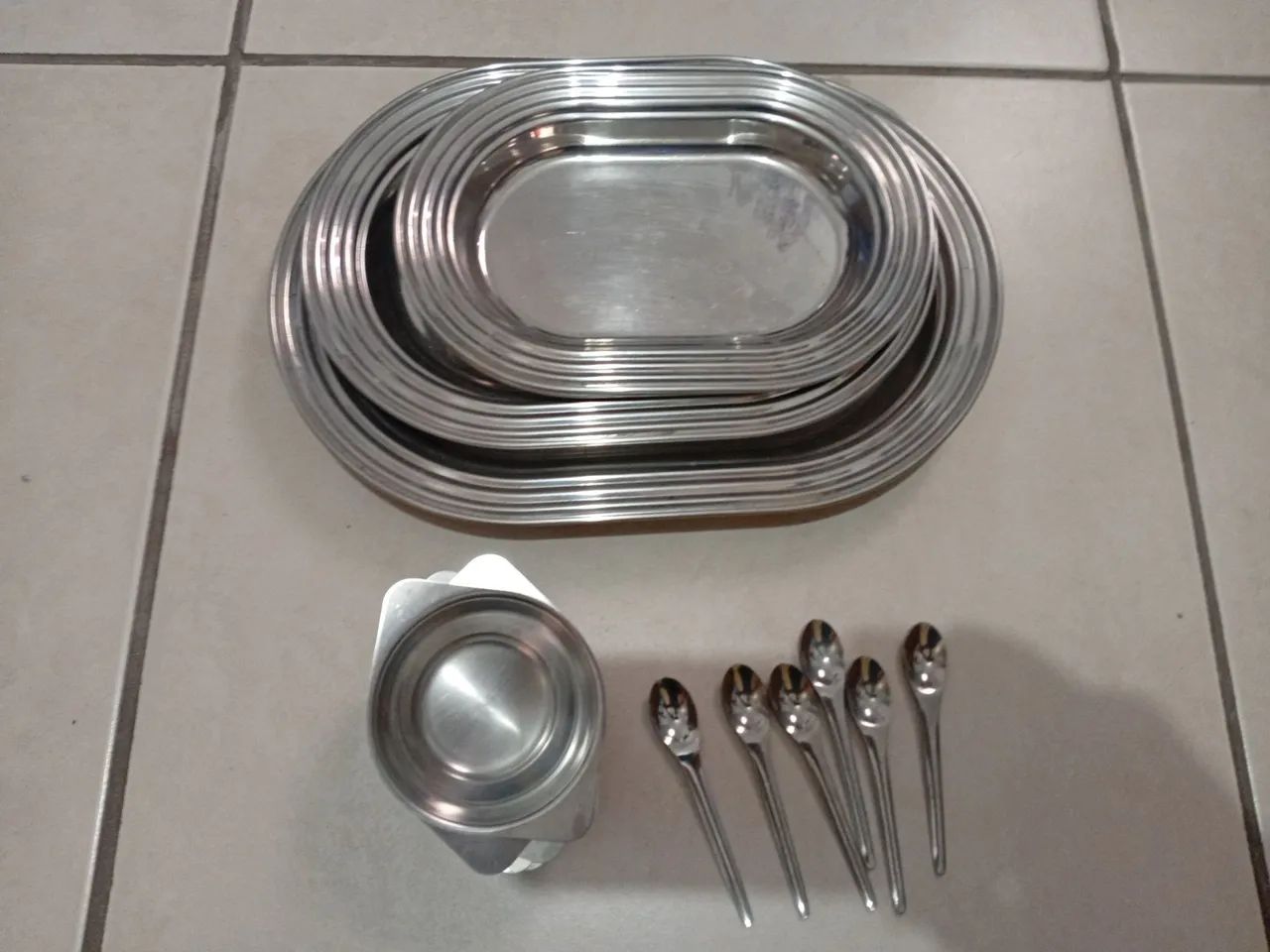 Bandejas e potes sobremesa em inox 