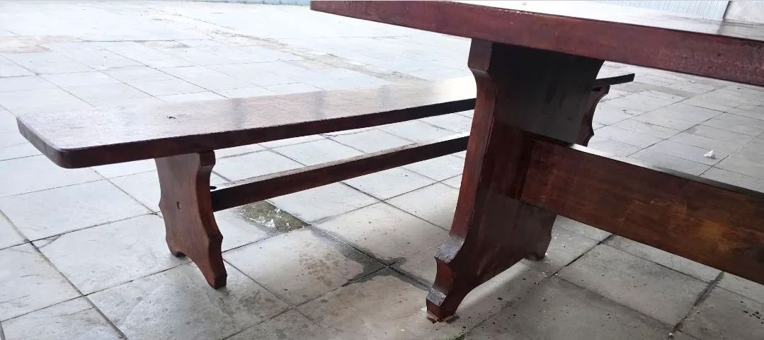 Mesa em  madeira maciça rústica mas 2 bancos