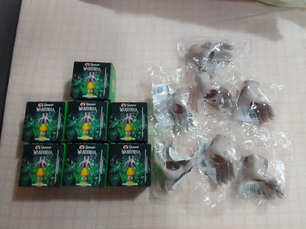 Brinquedos de personagens variados.  - Foto 2
