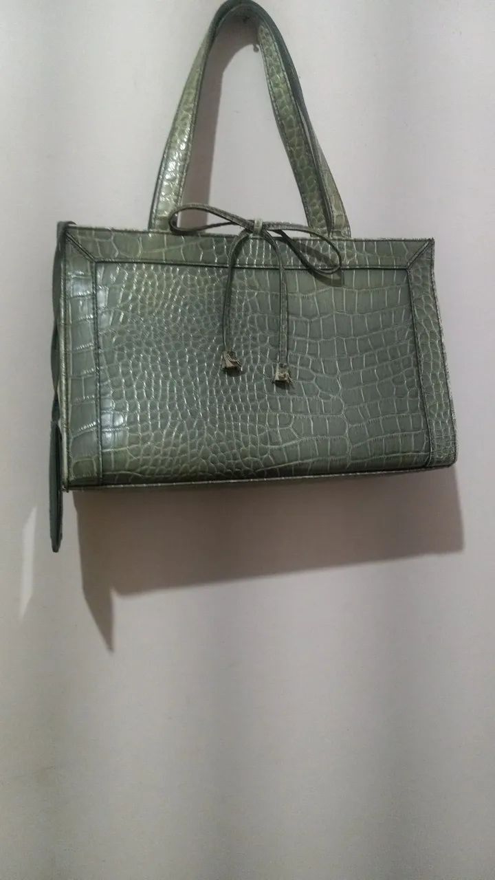 Vendo essas bolsas .A verde é importada.