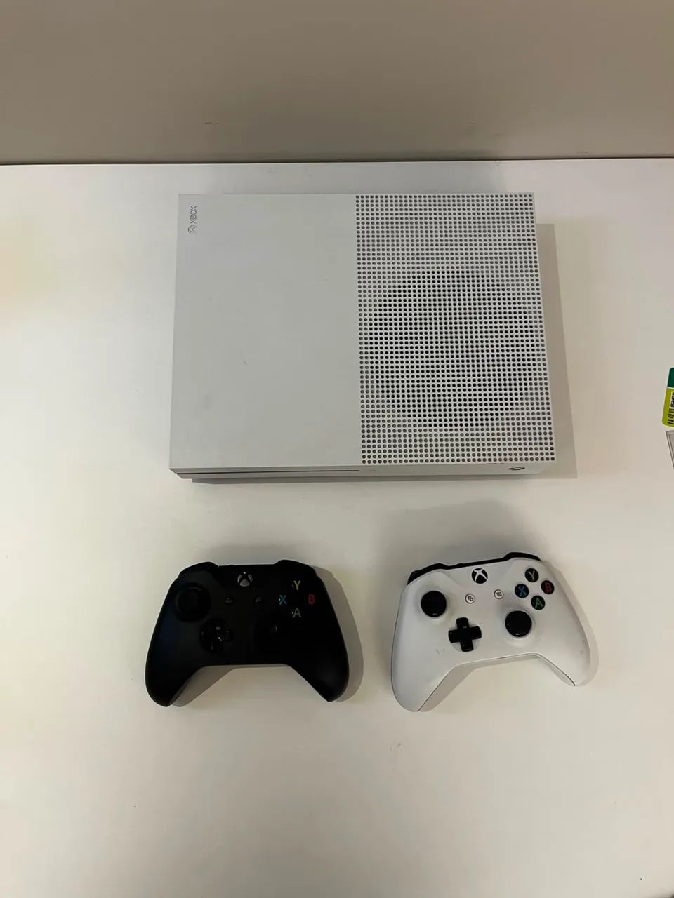 ?XBOX ONE S 1TB COMPLETO - 2 CONTROLES + JOGO? - Foto 3