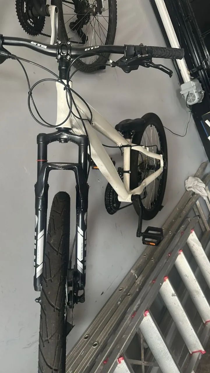 Bicicleta seminova aro 26, com freio hidráulico. - Foto 3