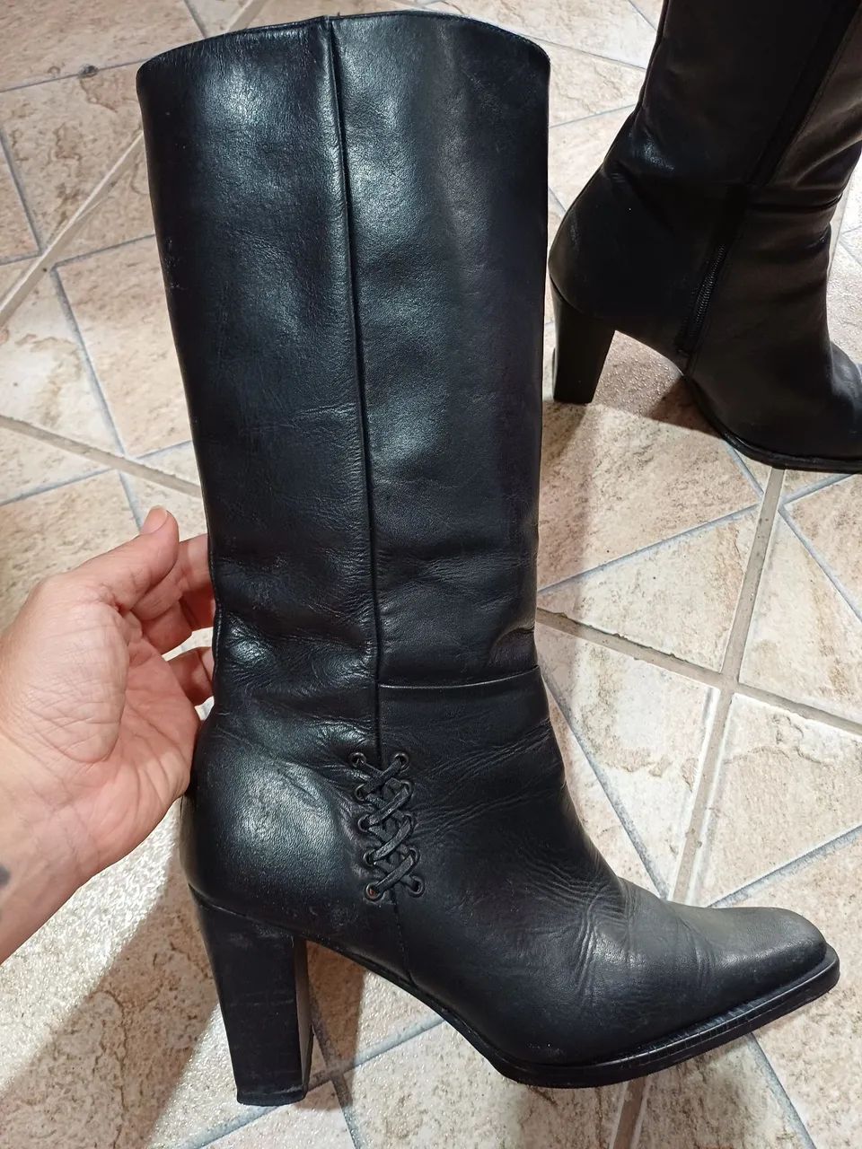 Bota em couro, com salto alto