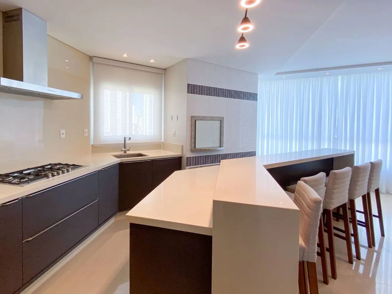 Apartamento mobiliado com 3 suítes para alugar na região central  Rua 2950 em Balneário Ca - Foto 4