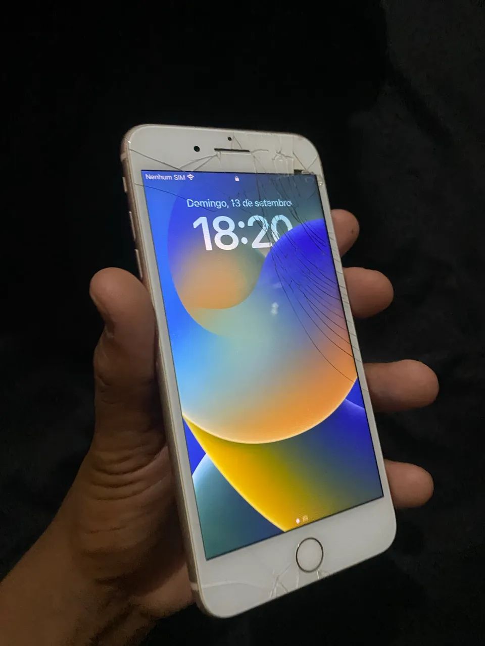 Vendo iPhone 8 Plus traseiro tricado e tela tbm, mais funcionando perfeitamente!! - Foto 3