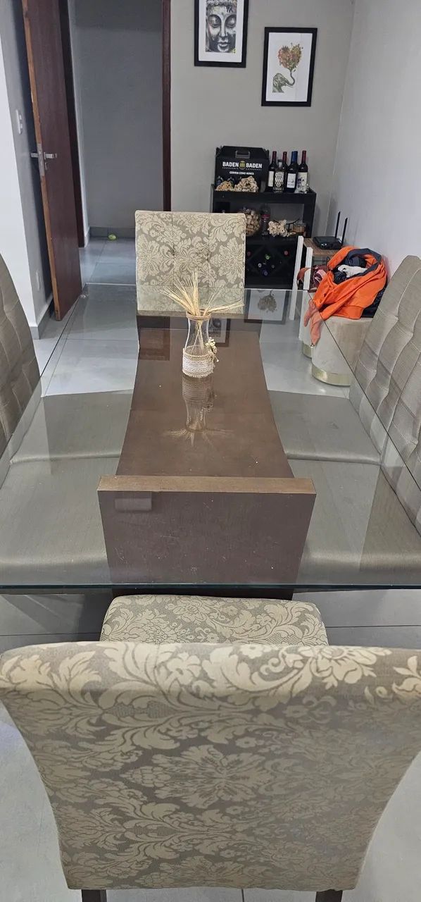 Mesa de madeira com tampo de vidro e 6 cadeiras