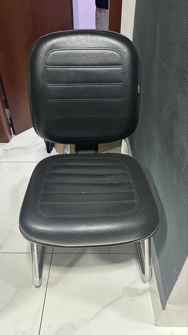 Mesa de escritório , estou com duas cadeira perfeita  - Foto 3