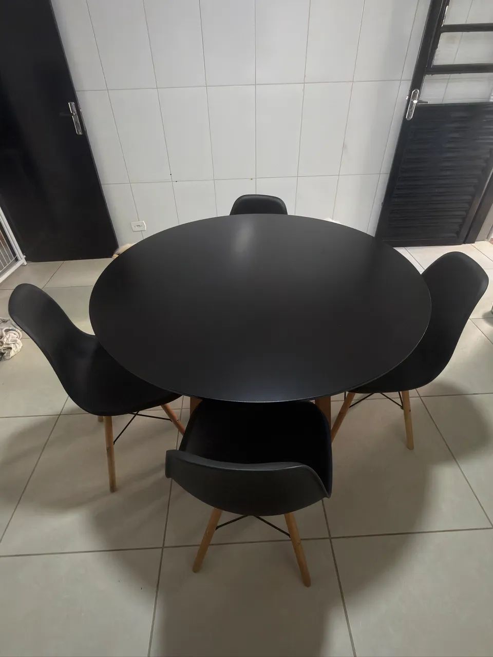 Mesa com 4 cadeiras 