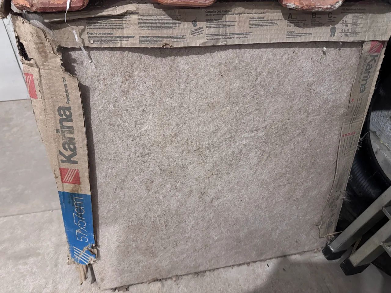 Piso cerâmico 57 x 57 15 caixa com 7 peças por caixa marca Karina 