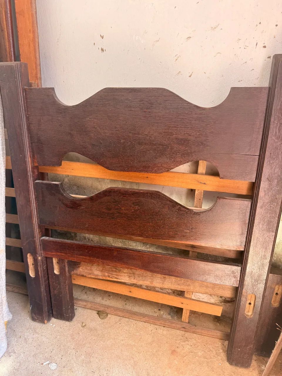 Cama de solteiro de sucupira 