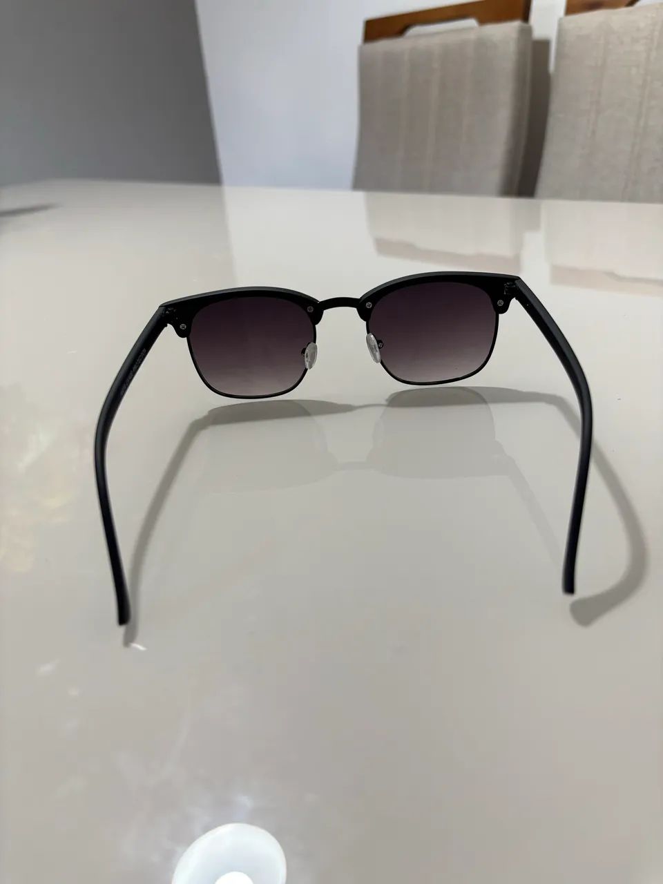 Óculos de Sol Preto com Detalhe Metálico - Design Moderno e Sofisticado - Foto 4