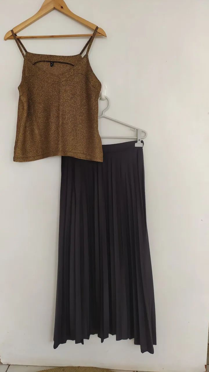 Saía longa plissada e blusa dourada Tam M 