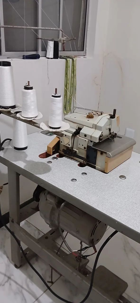 Máquina Overlok Industrial Super Conservada e mesa nova - Foto 2
