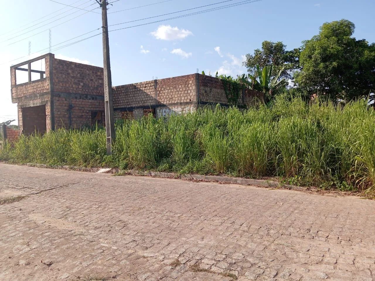 Casa com sobrado e ponto comercial 