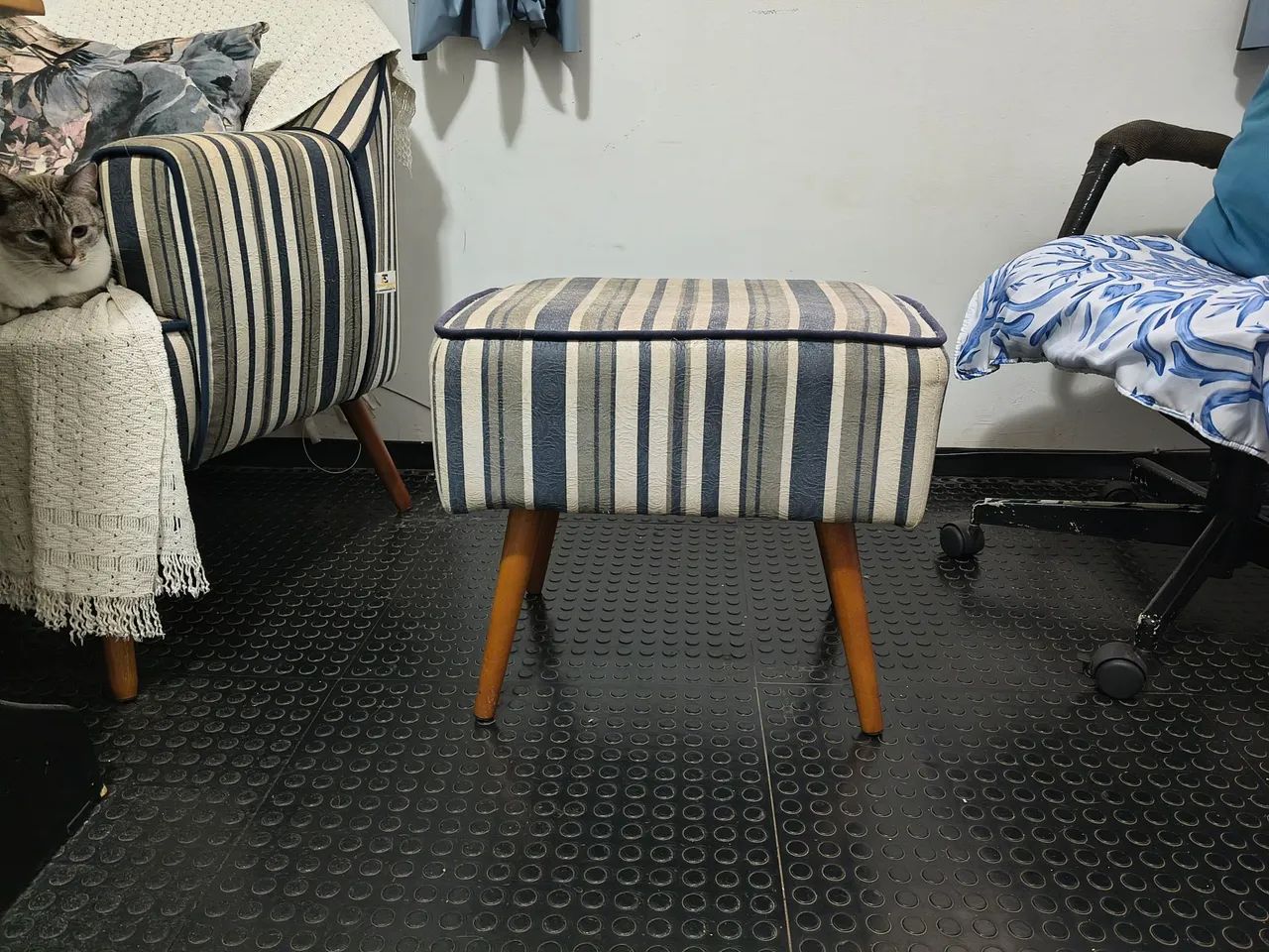 Conjunto Poltrona + Puffs Listrado Pés Palito - Foto 4