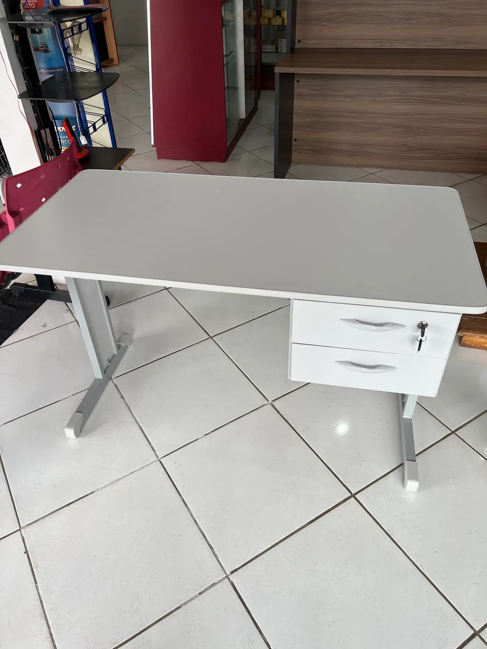 Mesa para escritório pé em metal com duas gavetas e chave