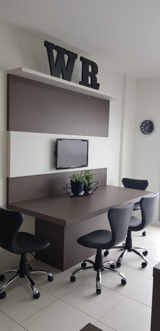 Excelente Sala Comercial Mobiliada, com 1 Vaga, no centro!