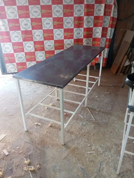 Mesa de Metal Branca com Tampo em inox Preto