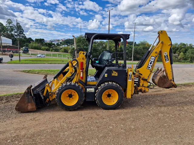 Mini Retroescavadeira jcb 1cx ano 2013 com 8.300 horas