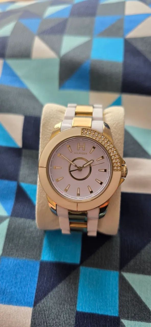 Relógio Tommy Hilfiger Dourado com Detalhes em Strass