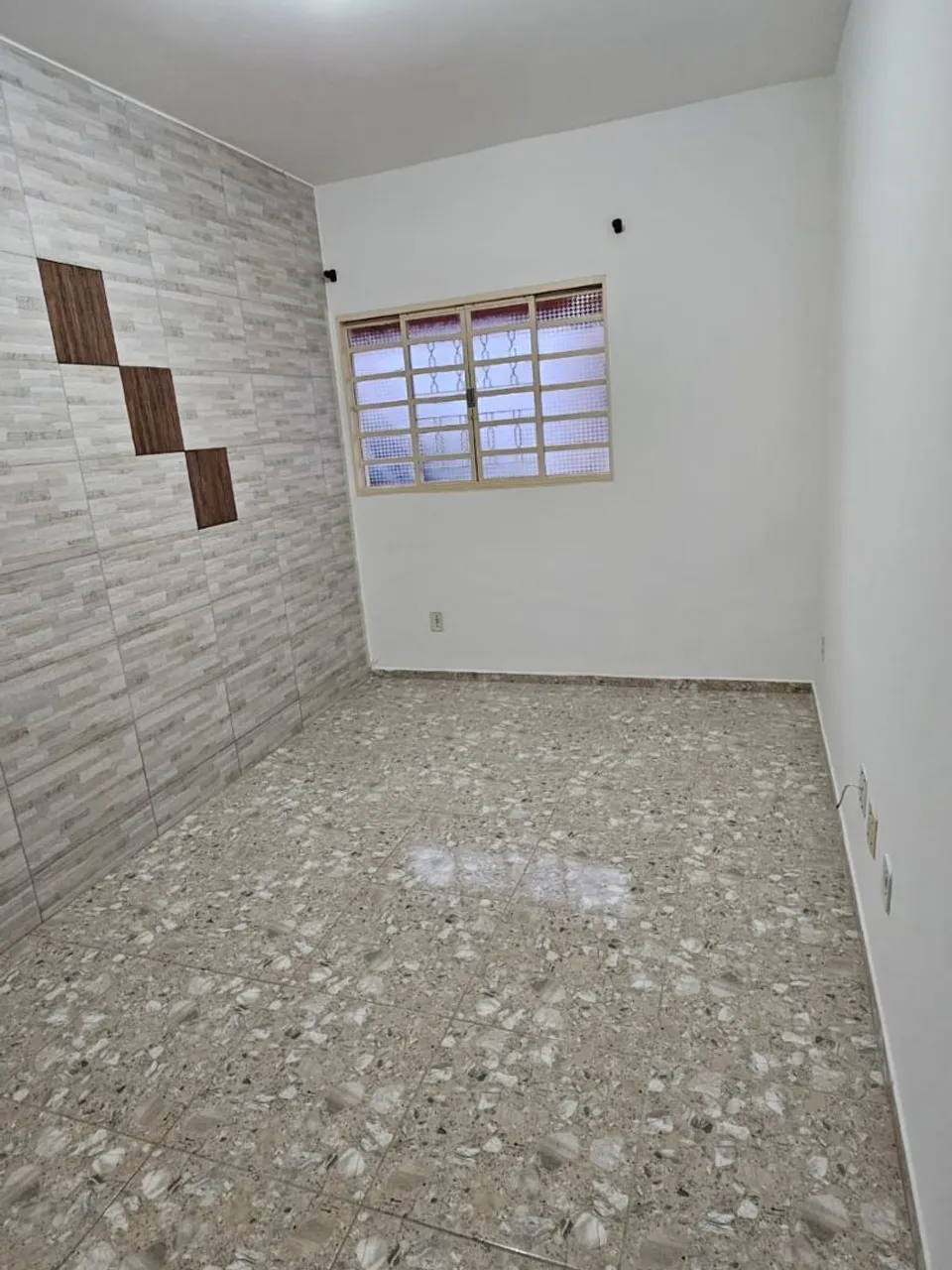 Aluga-se apto excelente de 1 quarto com garagem privativa.