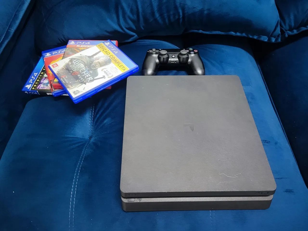 PS4 Slim 1TB + Volante PXN V9 Completo - R$2.300