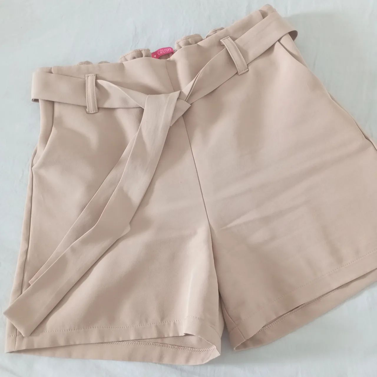 Short Alfaiataria bege com cinto - Foto 4
