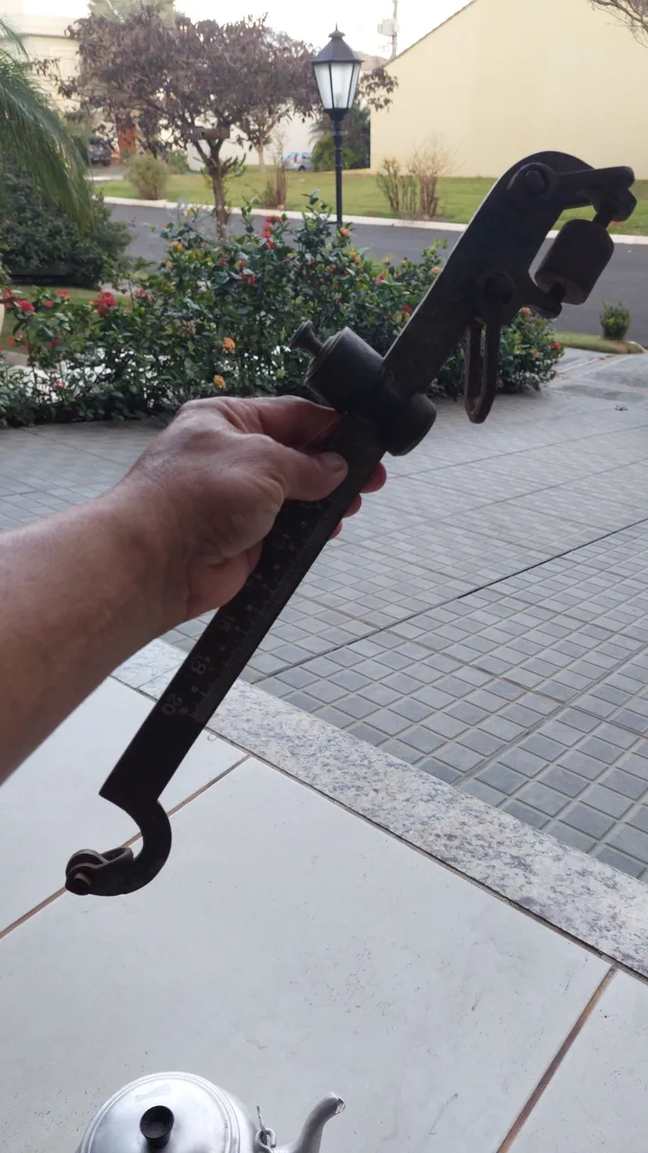 Peça de balança antiga de bronze