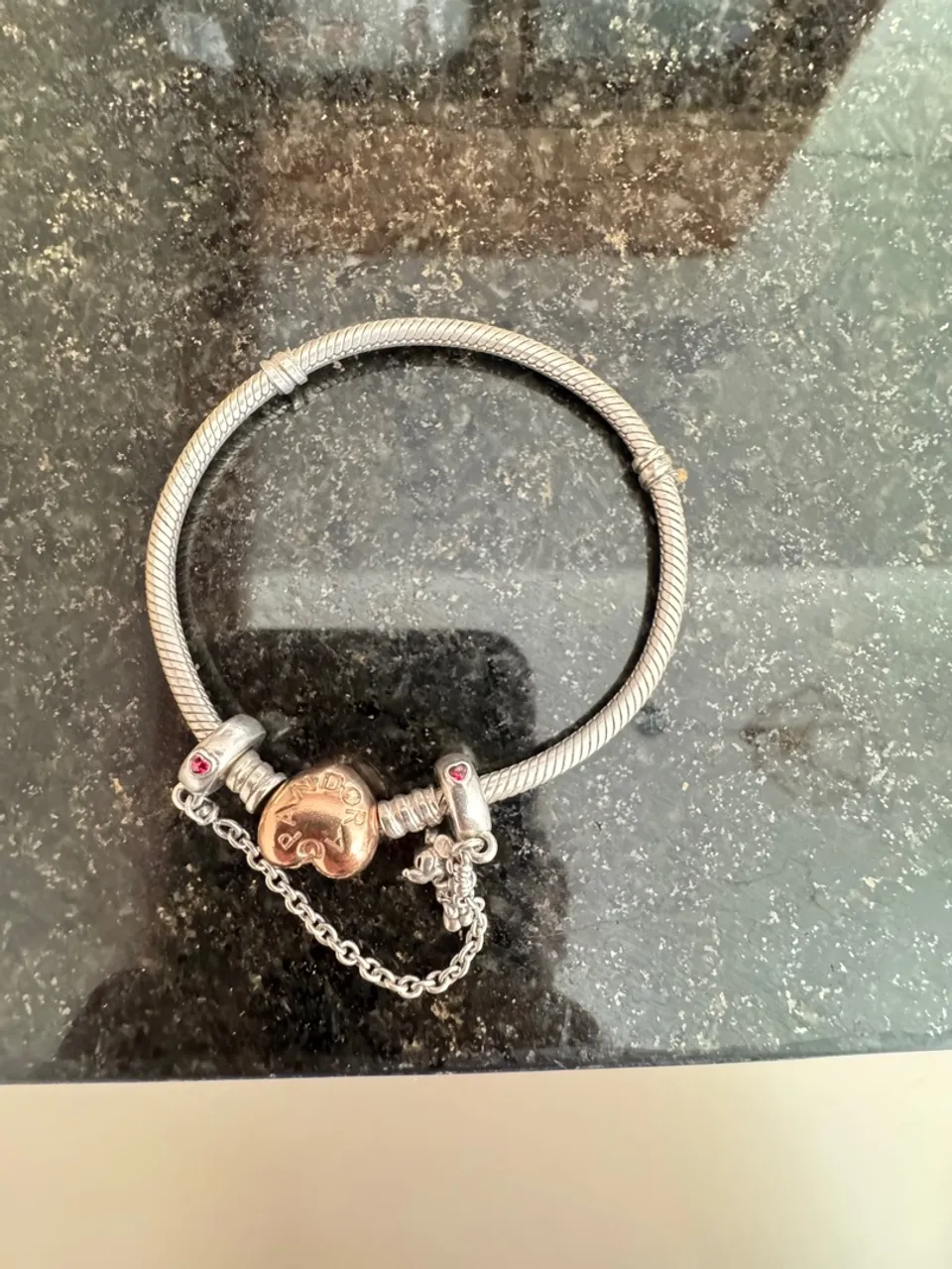 Pulseira Pandora Original com Pingente Coração e trava de segurança