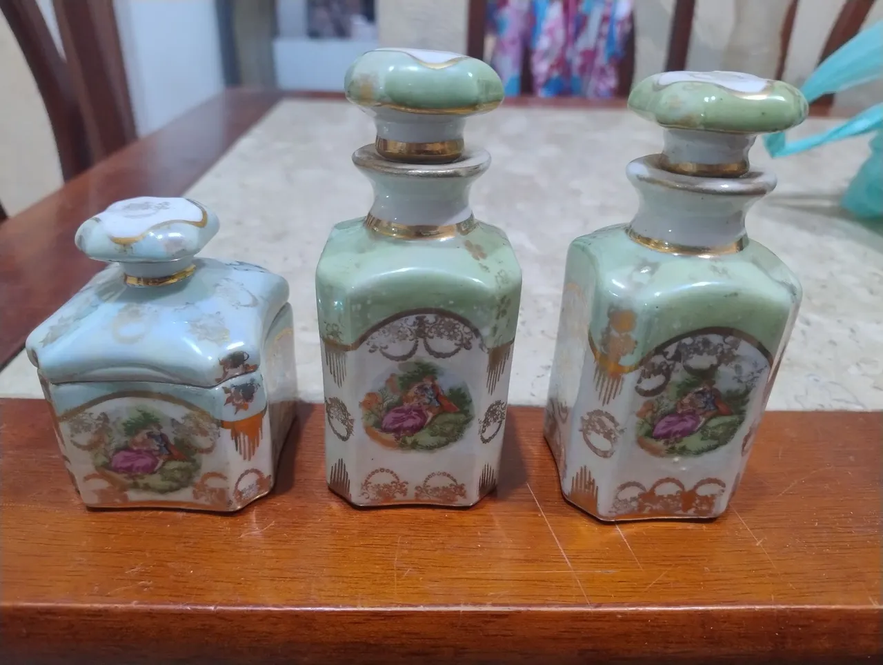 Perfumeiro em porcelana Conjunto de Frascos de Perfume Antigos e um porta jóia