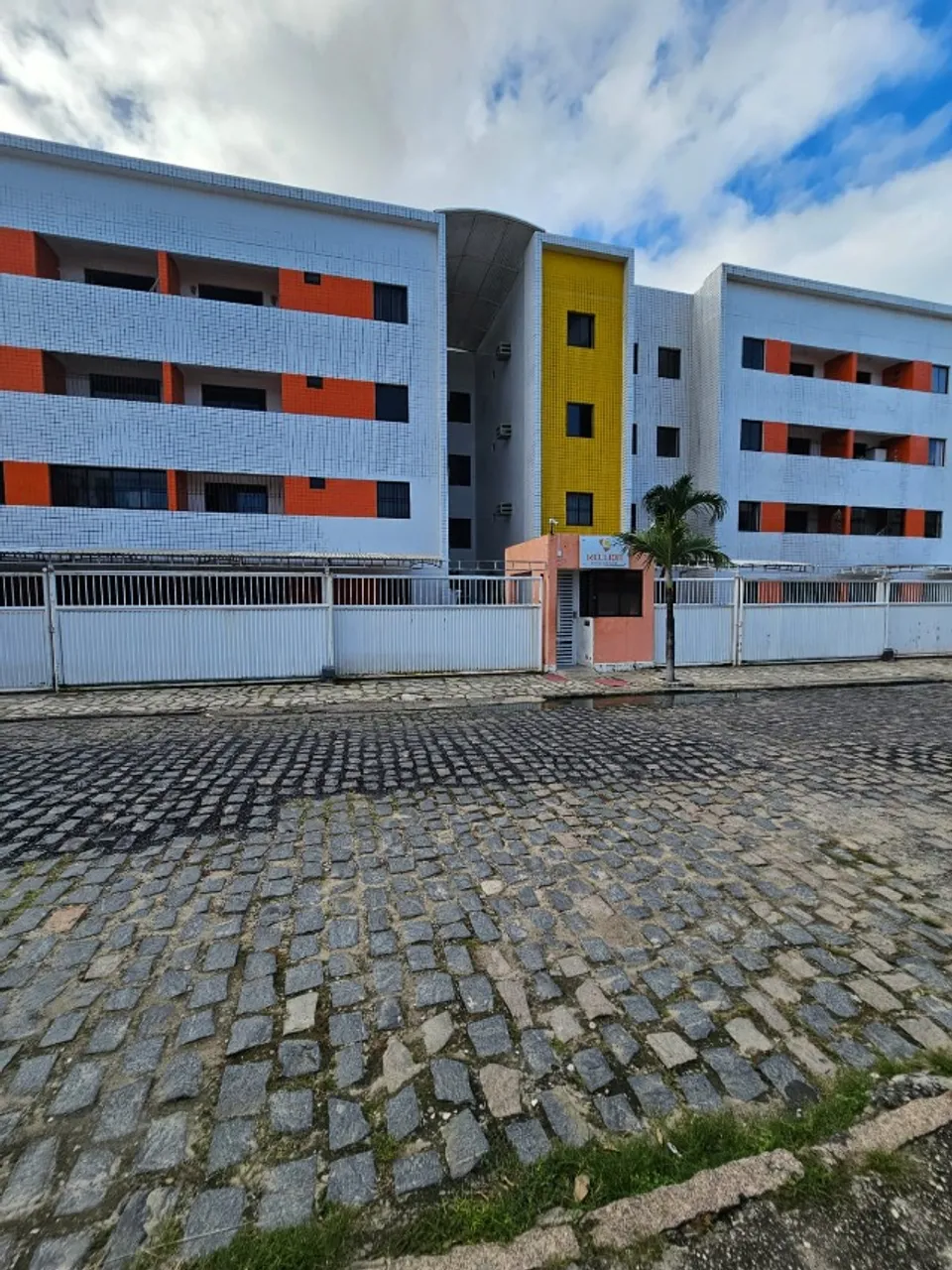 Apartamento com 2 dormitórios e varanda, no bairro do Bancários próximo a Drogasil