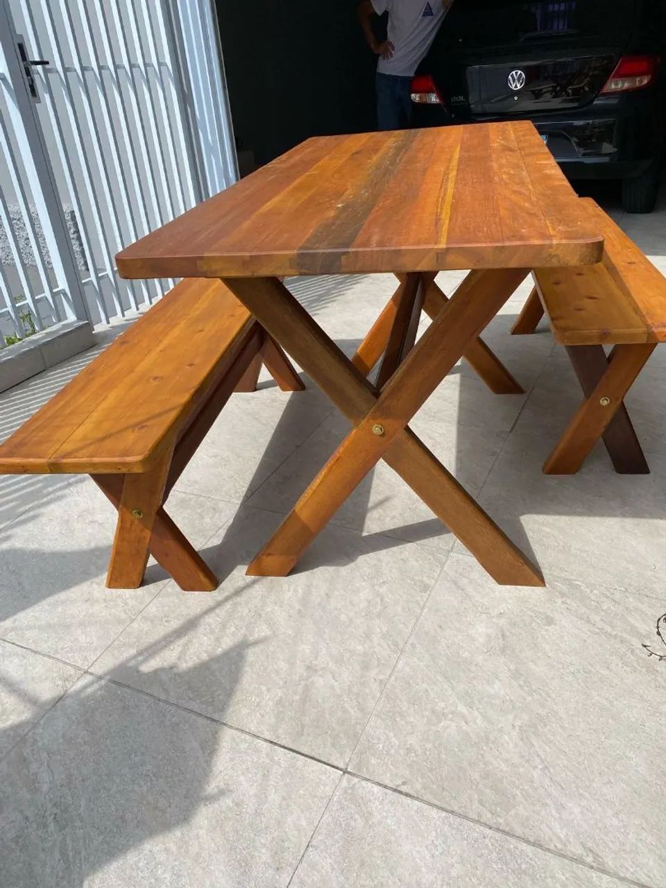 MESA COM BANCOS EM MADEIRA MACIÇA  - Foto 3