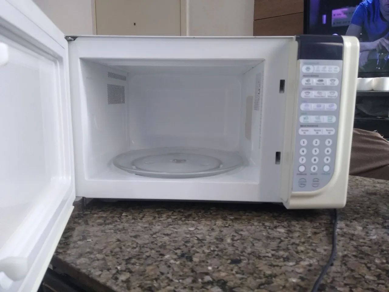 Microondas Eletrolux 31 litros, garantia de 3 meses. - Foto 5